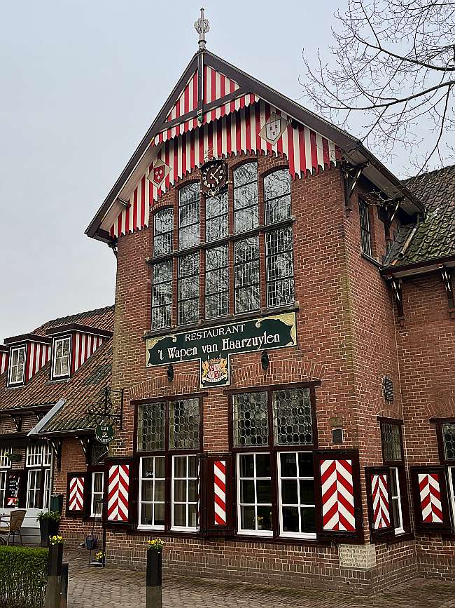 photo Restaurant het Wapen van Haarzuylen at the front with typical white red decoration 52 12083073496007 4 997715276867999 netherlands 20230410
